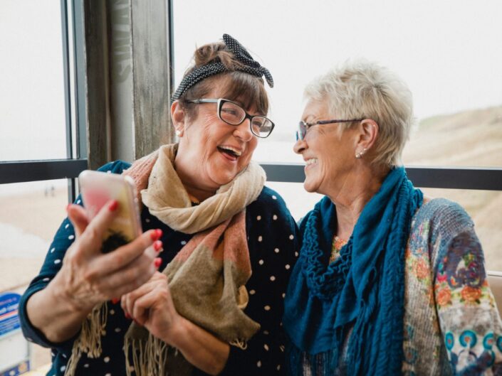 két idős nő beszélgetés öröm nevetés