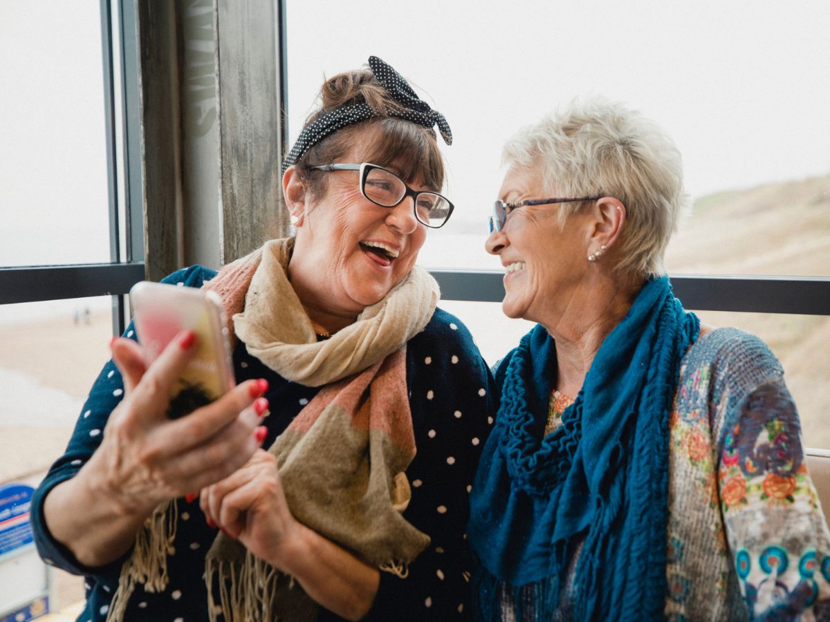 két idős nő beszélgetés öröm nevetés