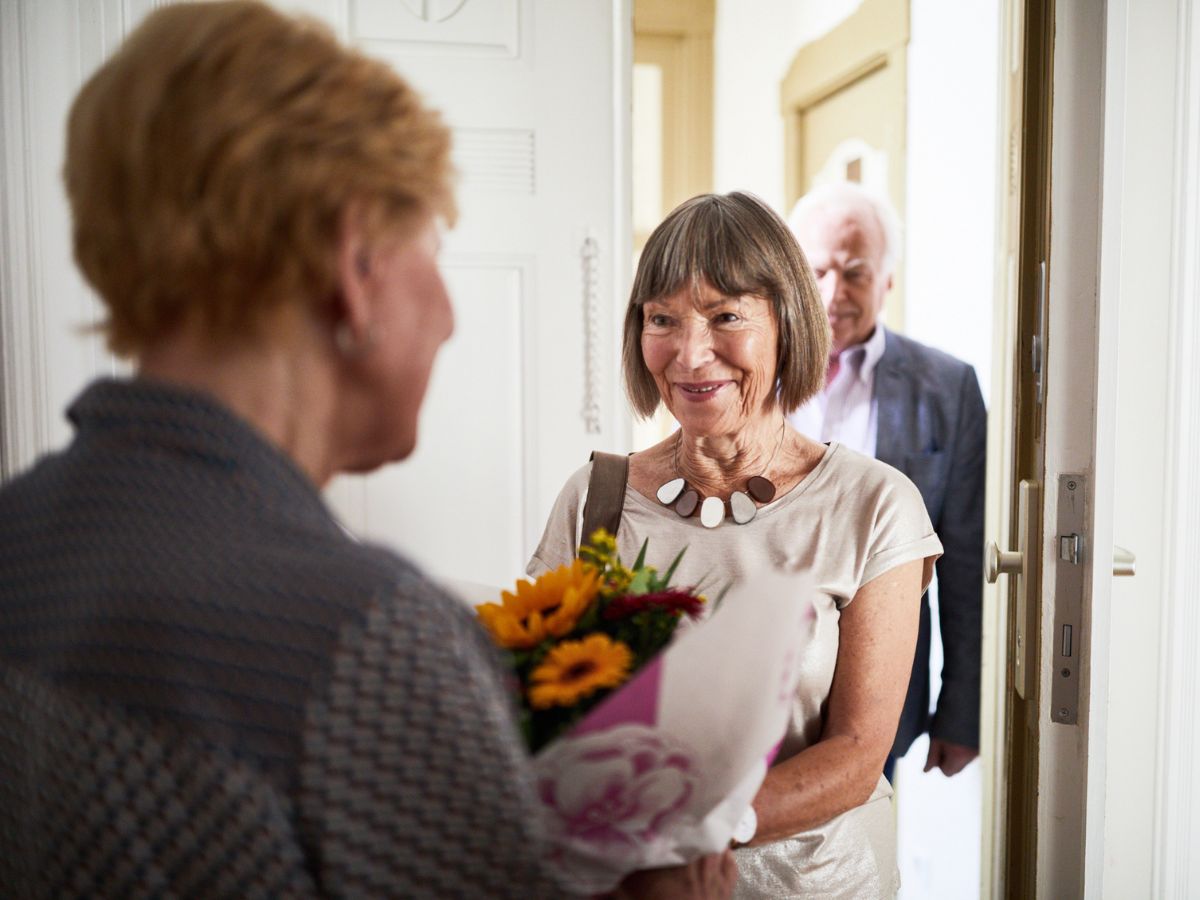 idős nő virágcsokor vendég ajtó