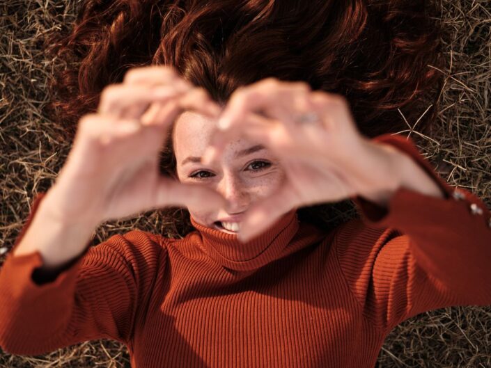 fiatal nő szív kéz