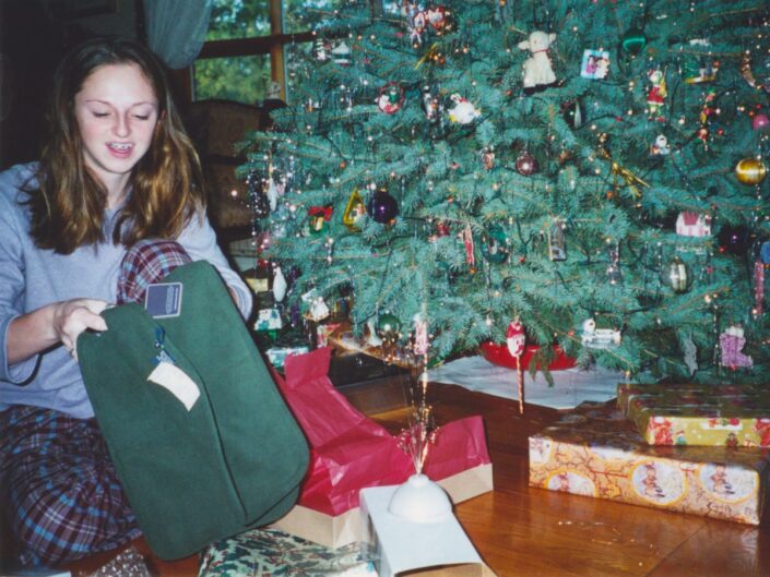 fiatal nő karácsonyfa ajándékok