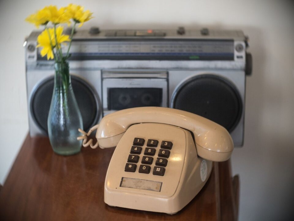 régi telefon és magnókészülék