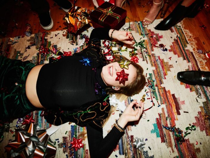 nő fekszik karácsony szőnyeg szalag