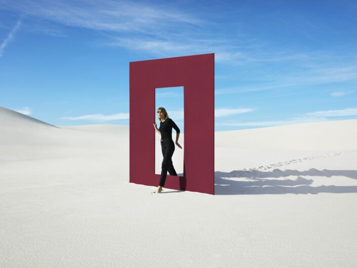 nő átlép egy ajtón