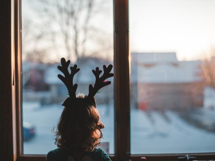 gyerek várja a Mikulást