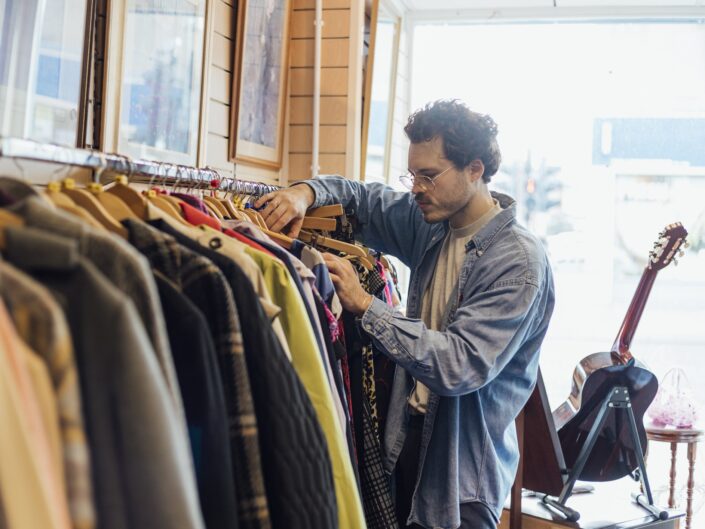 férfi ruhát válogat