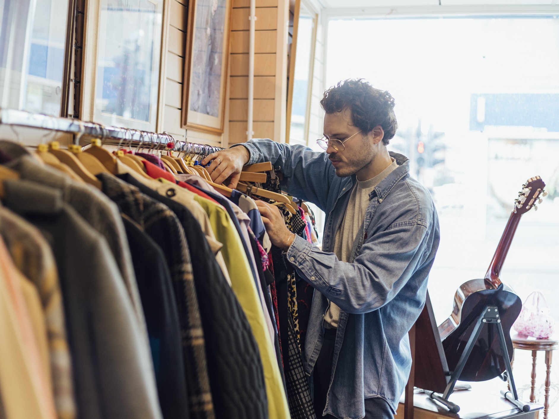 férfi ruhát válogat