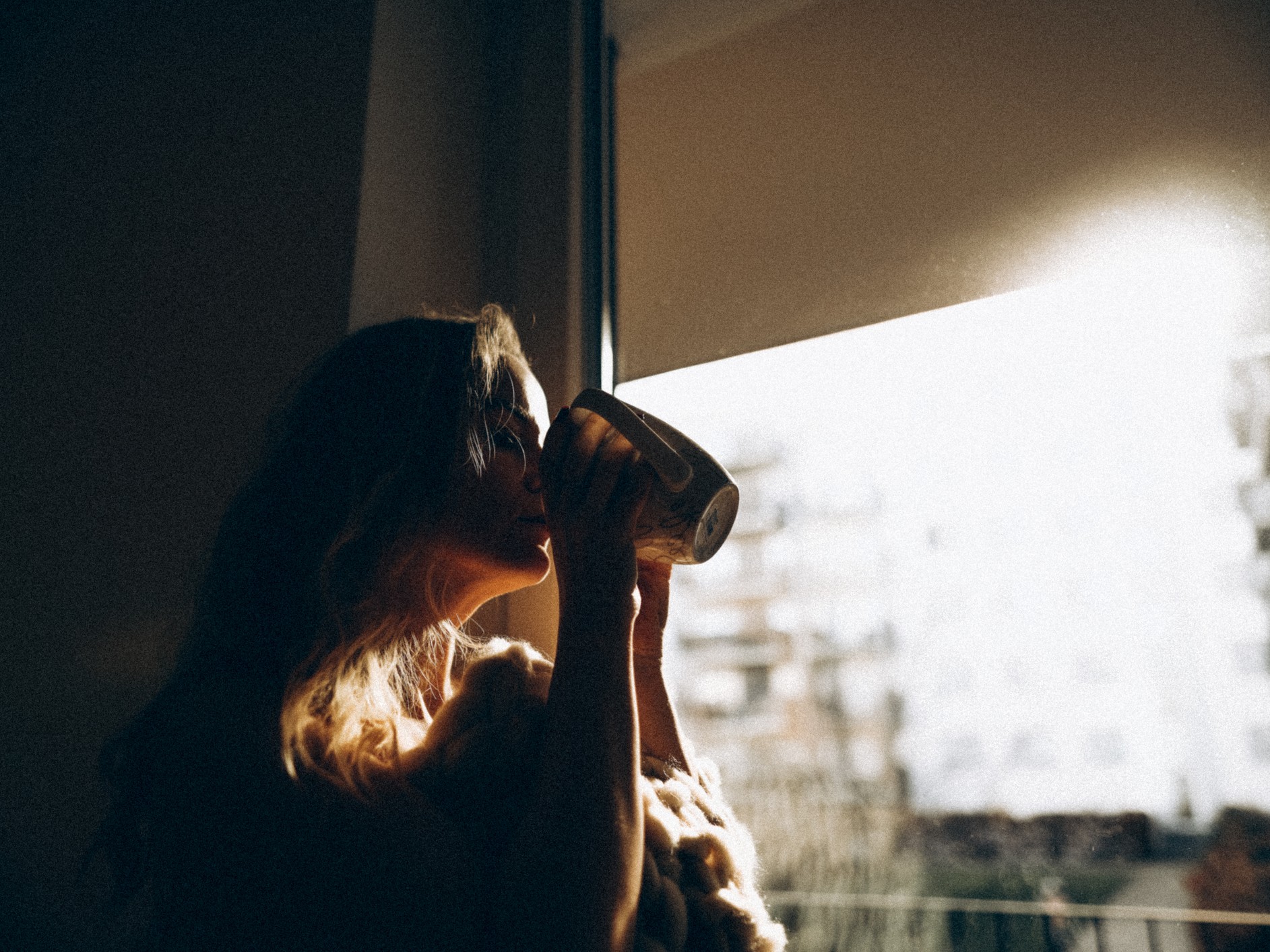 nő reggeli italt iszik