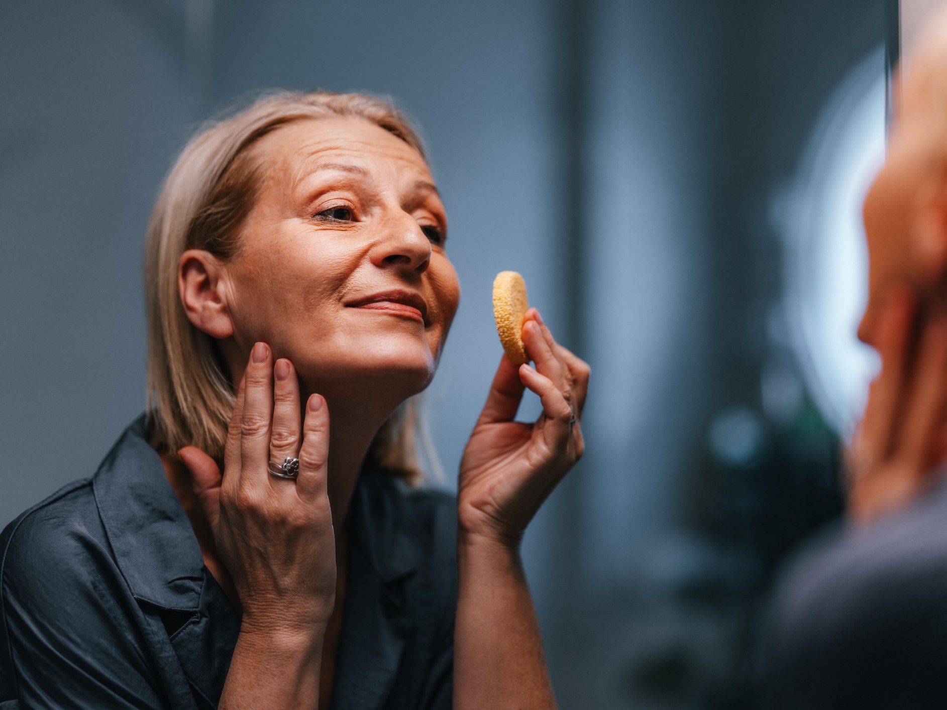 ötvenes nő szépítkezik