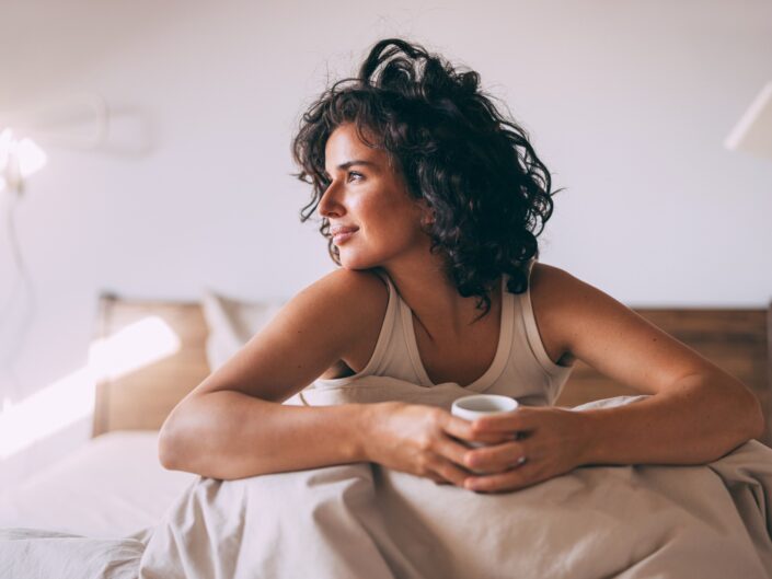 kipihenten ébredő nő