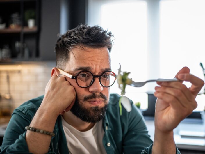 férfi salátát eszik