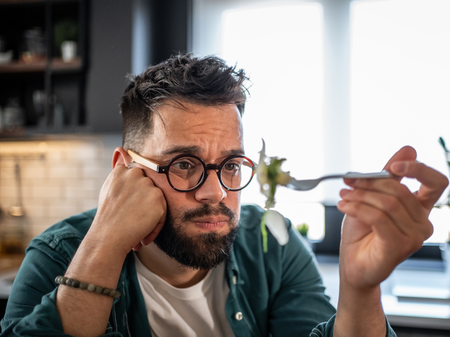 férfi salátát eszik