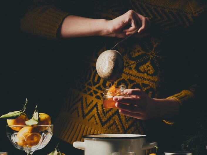 nő gasztroajándékot készít