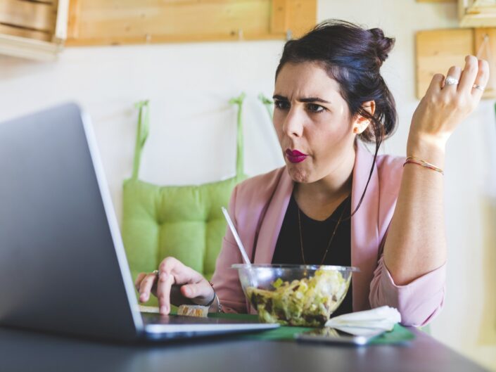 meglepett nő ebédel