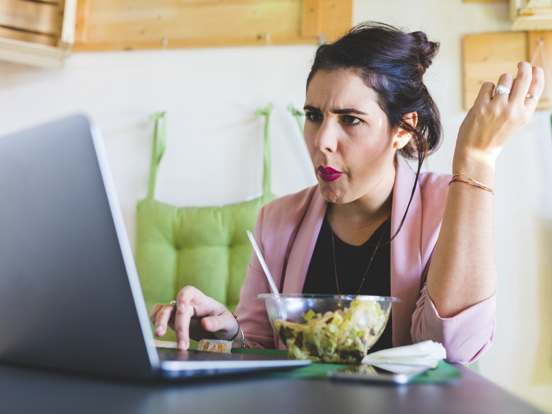 meglepett nő ebédel