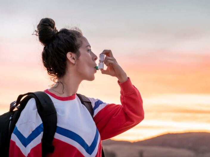 asztma asztmás nő asztmaspray