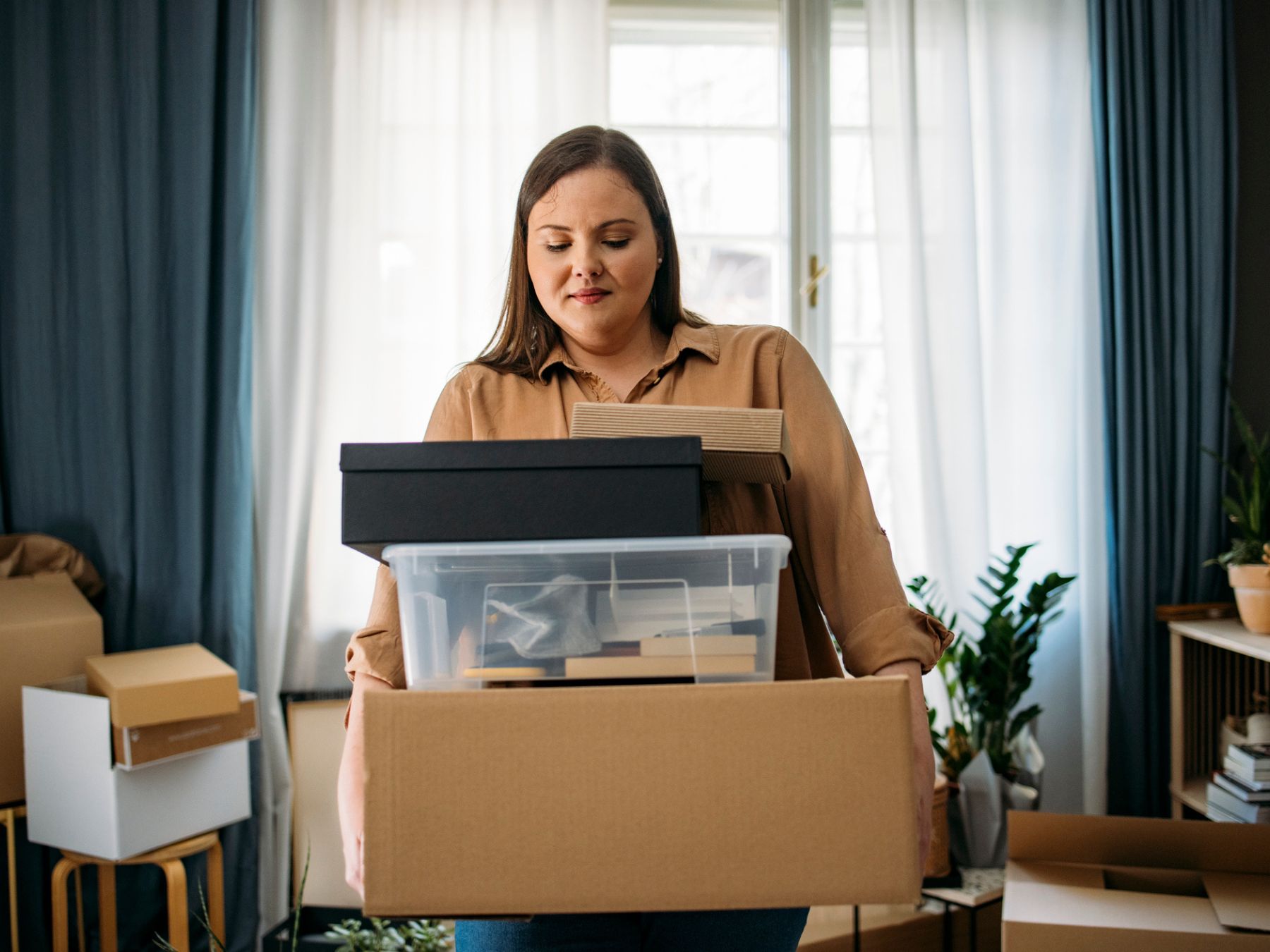 nő otthon doboz rendrakás pakolás tárgyak