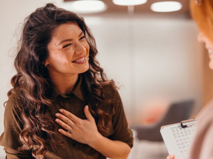 fiatal nő hála beszélgetés mosoly