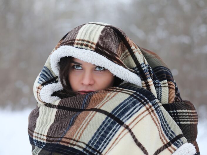 nő télen takaróban