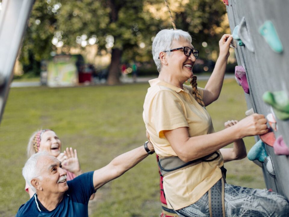 idős nő férfi falmászás
