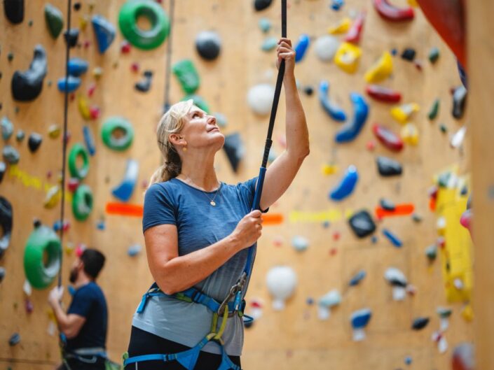 középkorú nő falmászás boulder