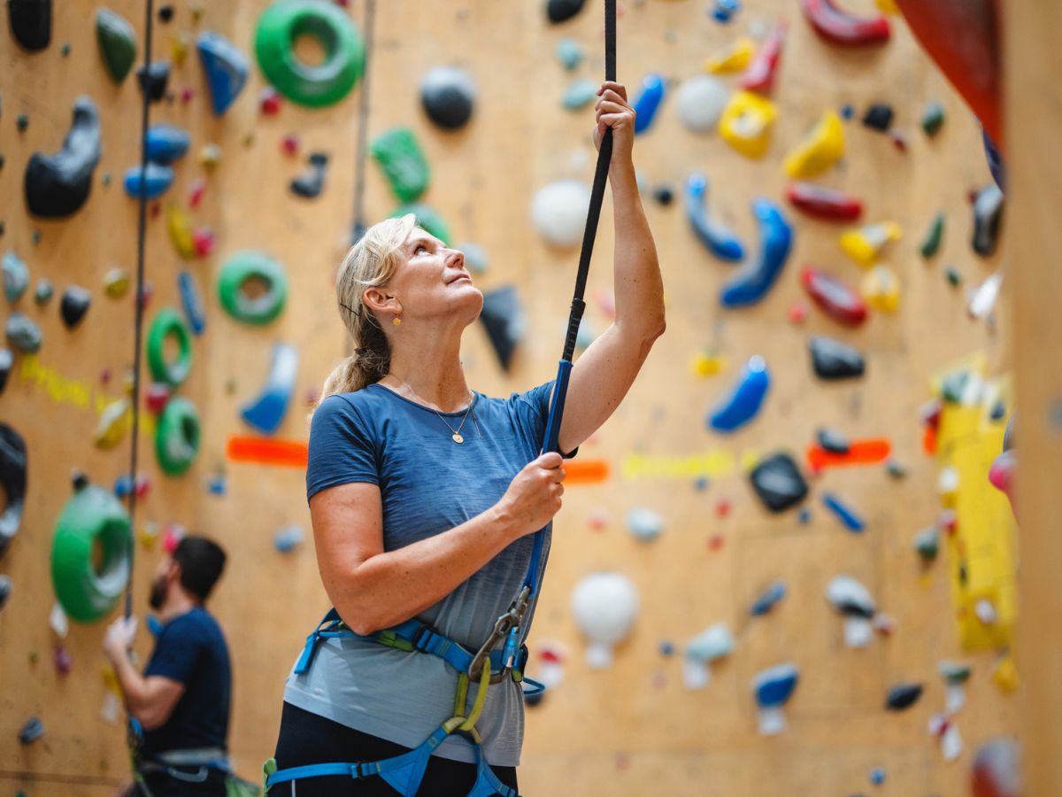 középkorú nő falmászás boulder