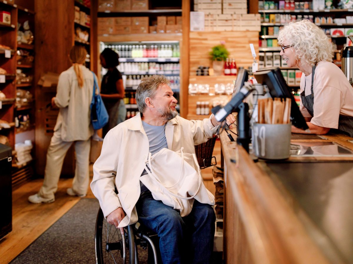 kerekesszékes férfi a pultnál