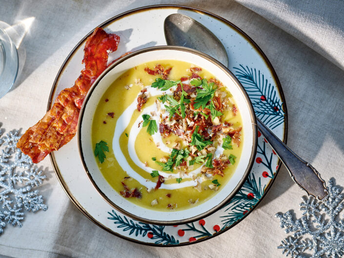 Gyömbéres sárgaborsó-krémleves pirított baconnel és dióval
