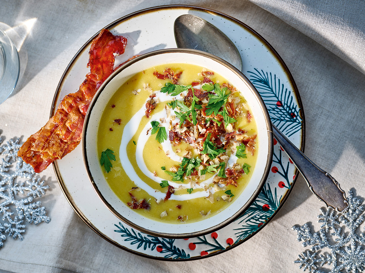Gyömbéres sárgaborsó-krémleves pirított baconnel és dióval