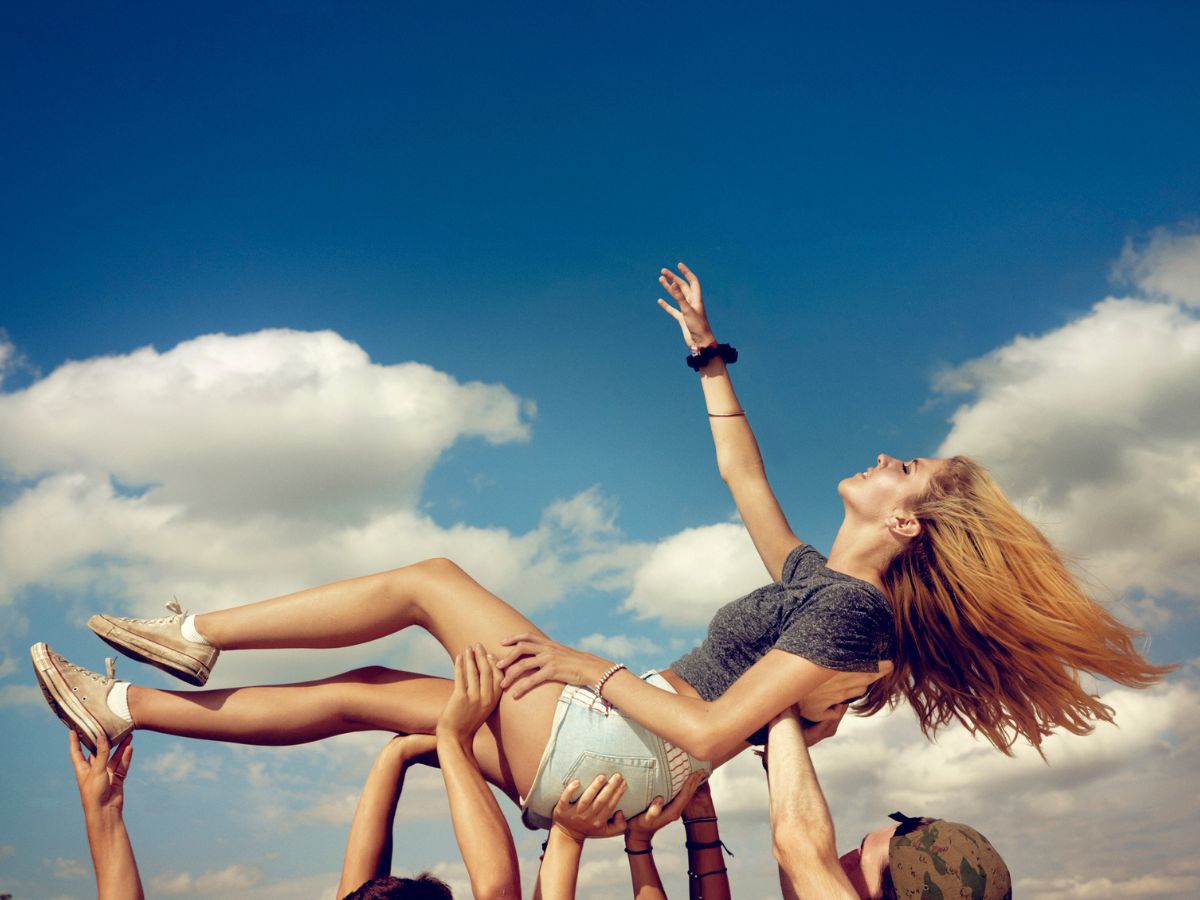 fiatal nő felemel kezek ég