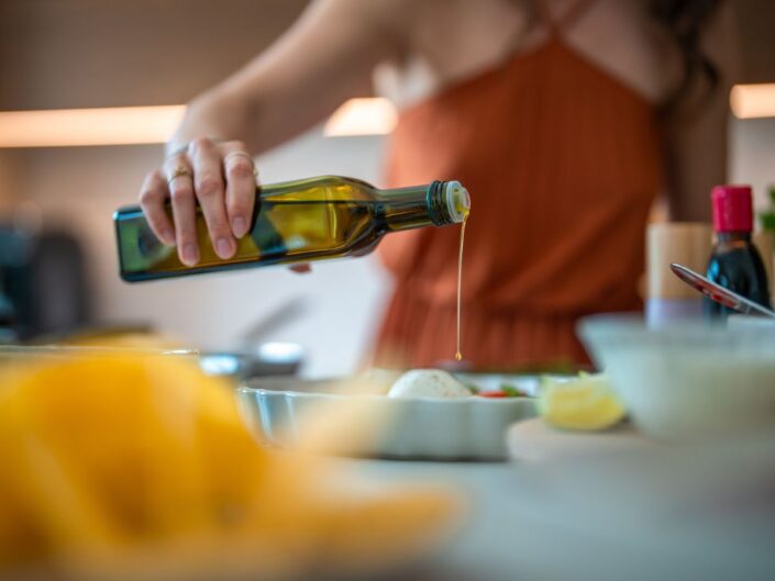olíva olaj nő konyha étel