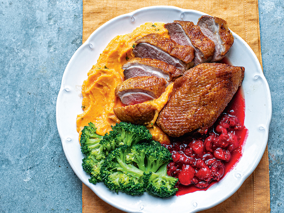 Kacsamell piros bogyós gyümölcsmártással, sütőtökpürével és vajas brokkolival