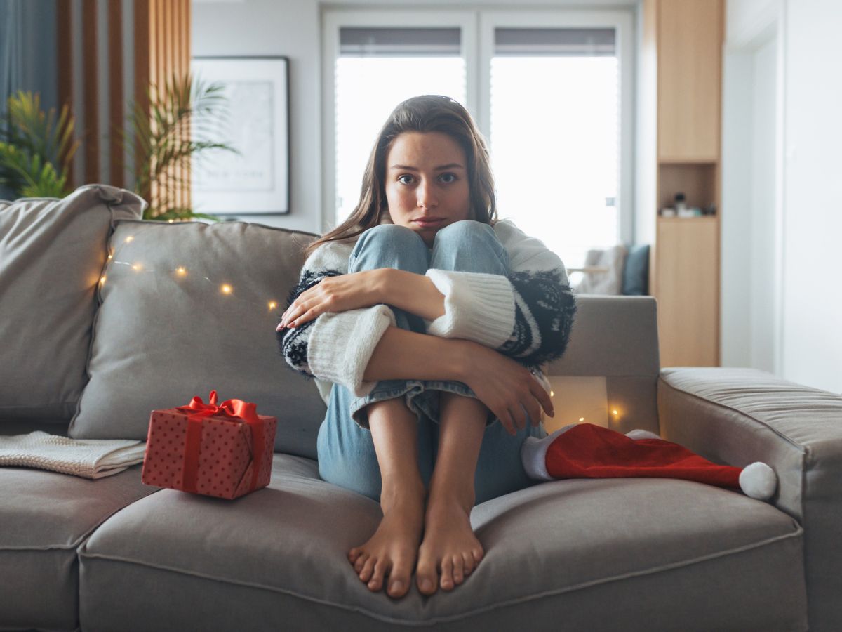 fiatal nő kanapé otthon karácsonyi ajándék dísz