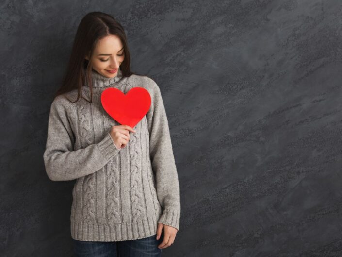 nő papírszívvel a mellkasán