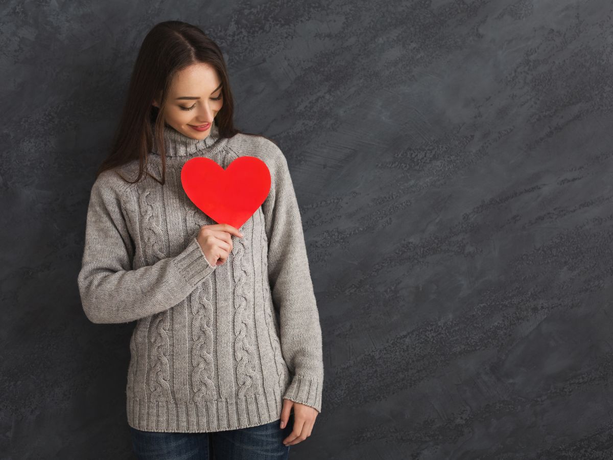 nő papírszívvel a mellkasán