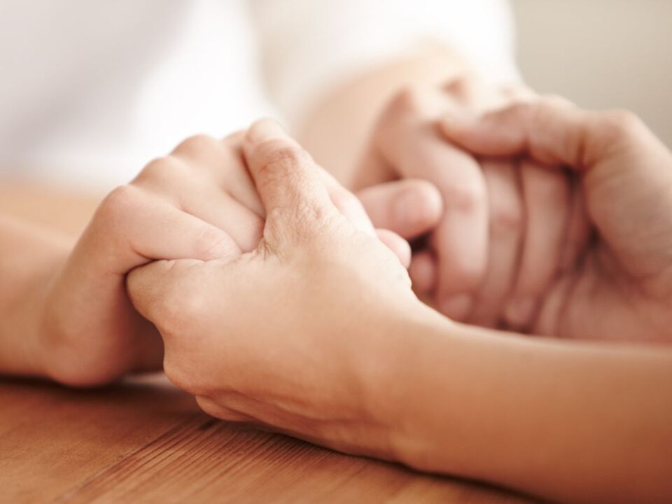 két ember egymás kezét fogja