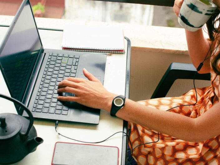 laptop kéz asztal nő