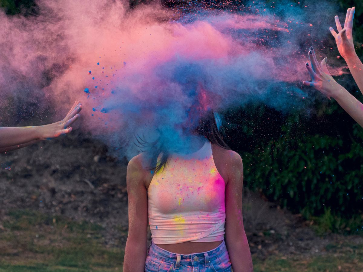 fiatal lány színes festék por