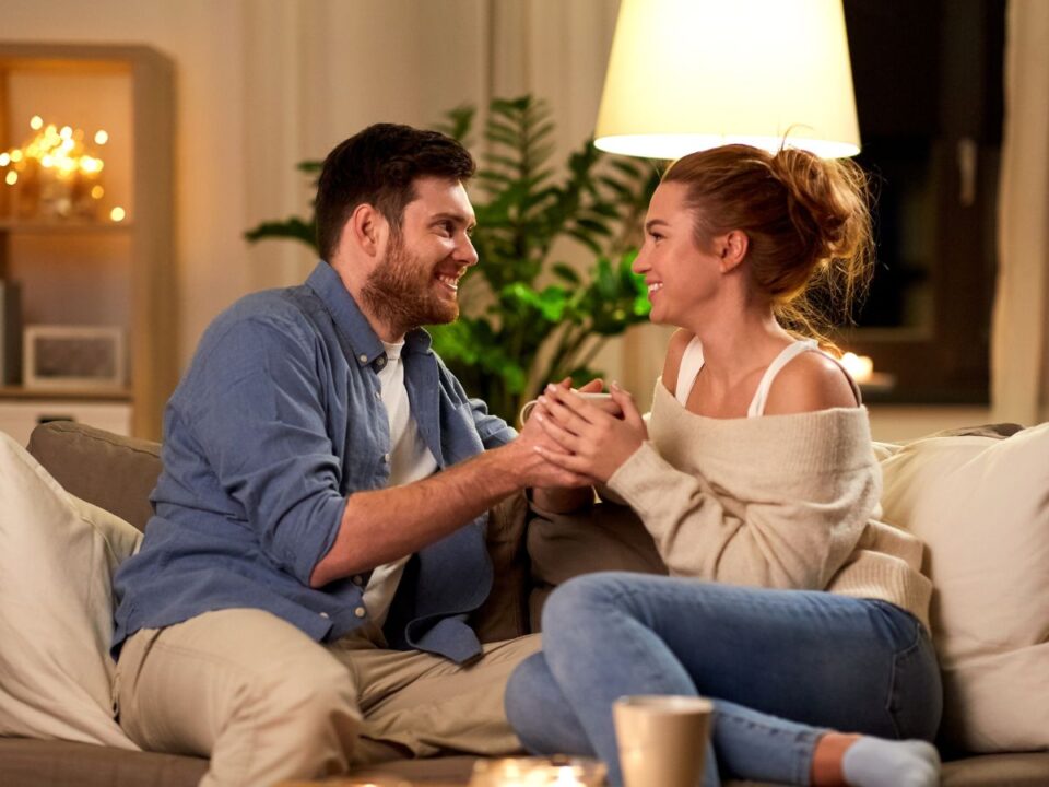 intelligens-partner-3-jele - Nők Lapja boldog pár a kanapén