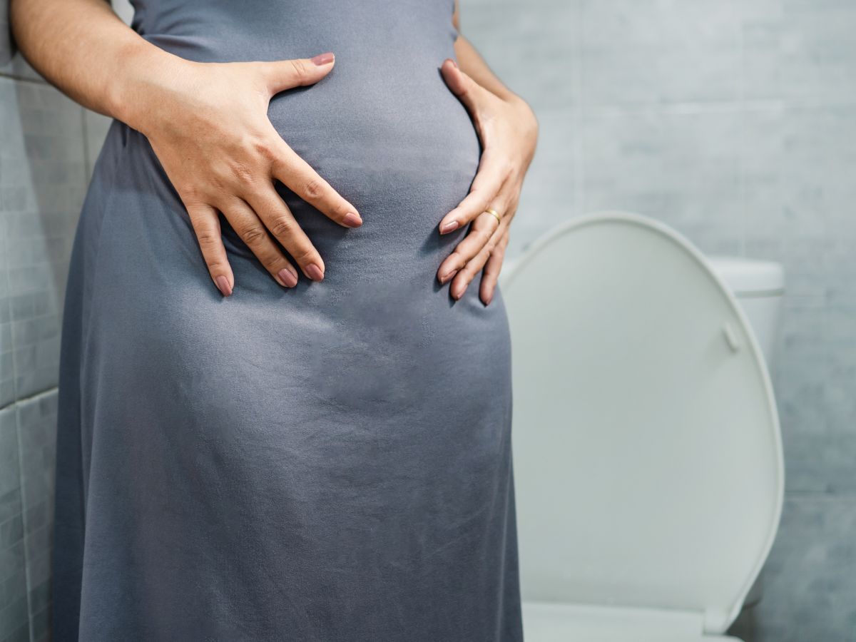 nő vécézéshez készülődik