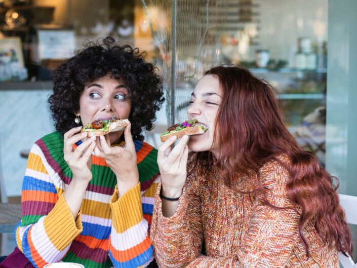 két fiatal nő étterem evés