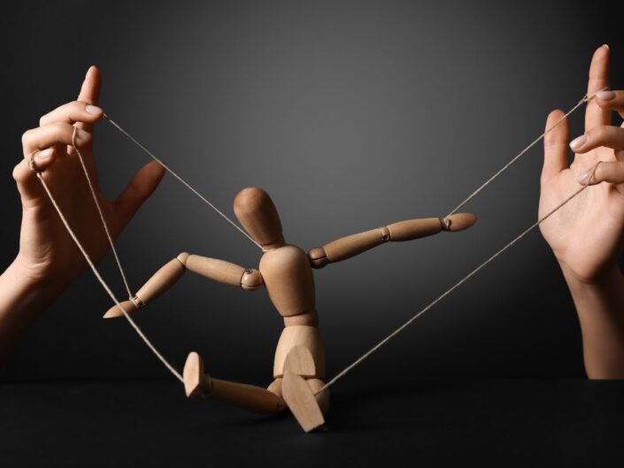 bábut dróton rángatnak