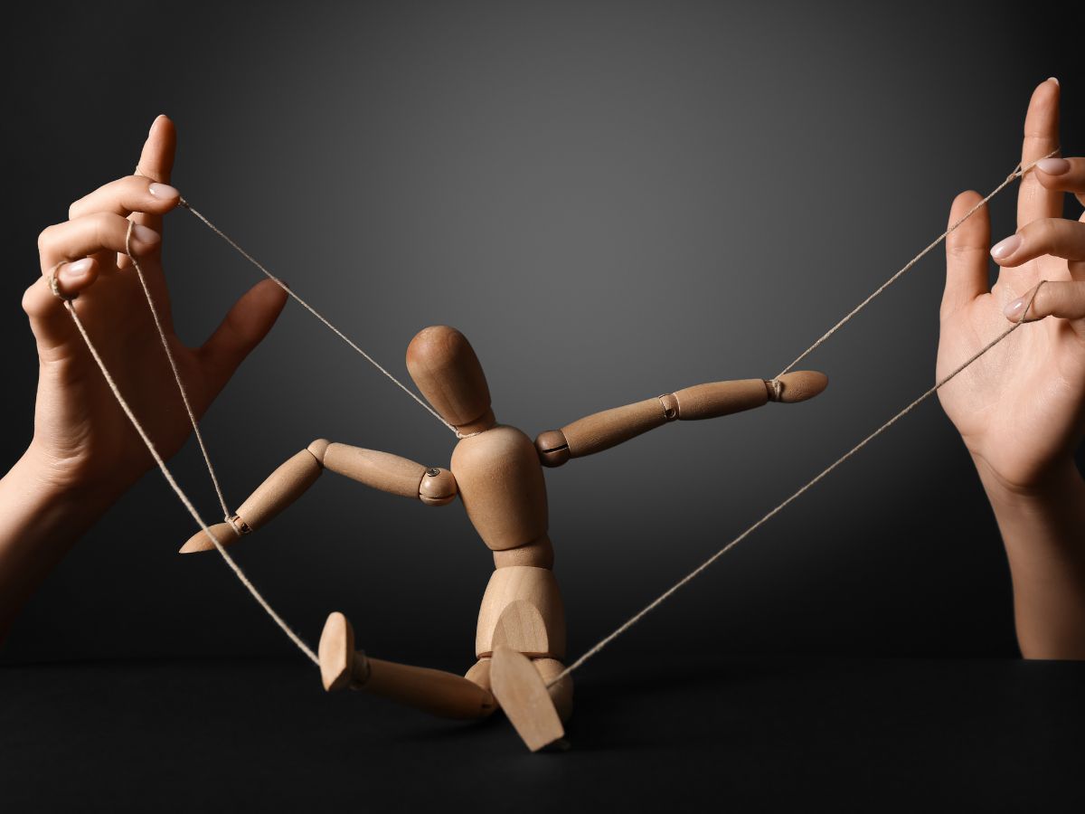 bábut dróton rángatnak