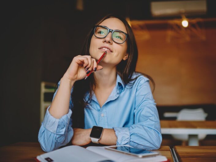 fiatal nő szemüveg gondolkodik