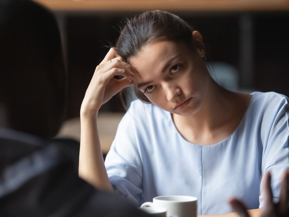 fiatal nő étterem bosszús