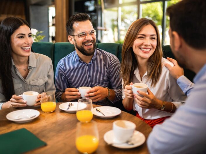 baráti társaság kávézó asztal férfi nő