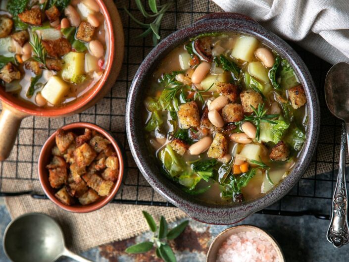 Toszkán burgonyaleves babbal, kenyérkockákkal