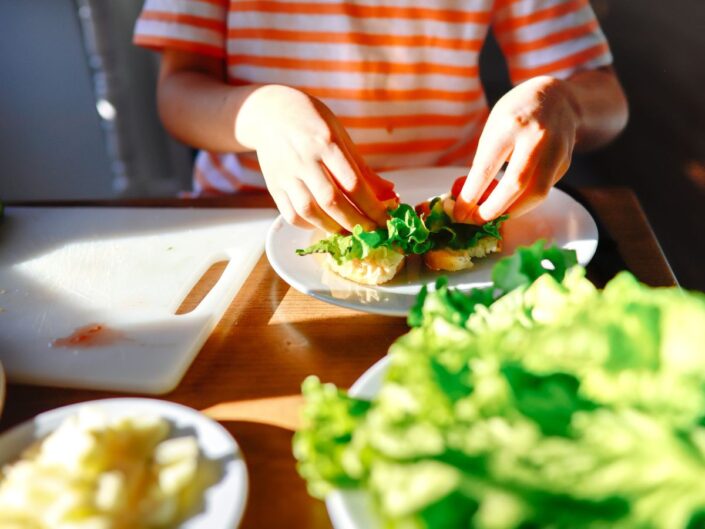 gyerek salátát eszik