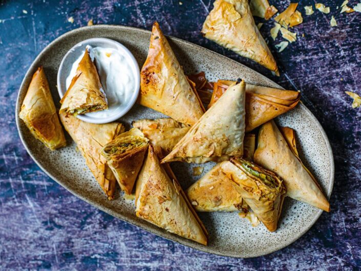 Zöldséges, fetás rétesháromszög fokhagymás tejföllel