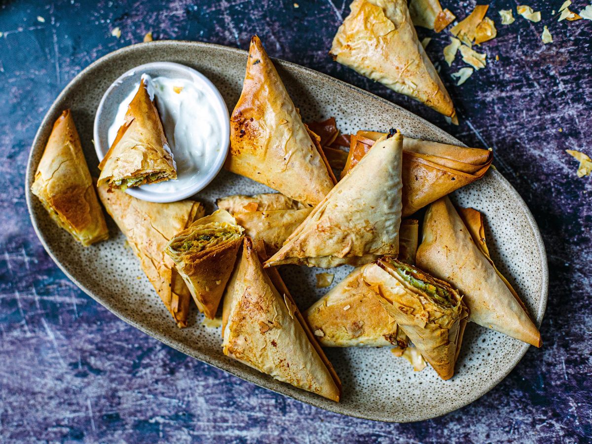 Zöldséges, fetás rétesháromszög fokhagymás tejföllel